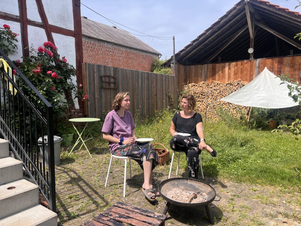 Zwei Frauen im Garten im Gespräch